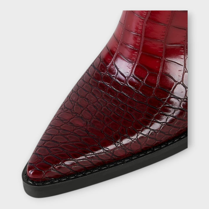 Botas com Design Croco e Salto Elegante