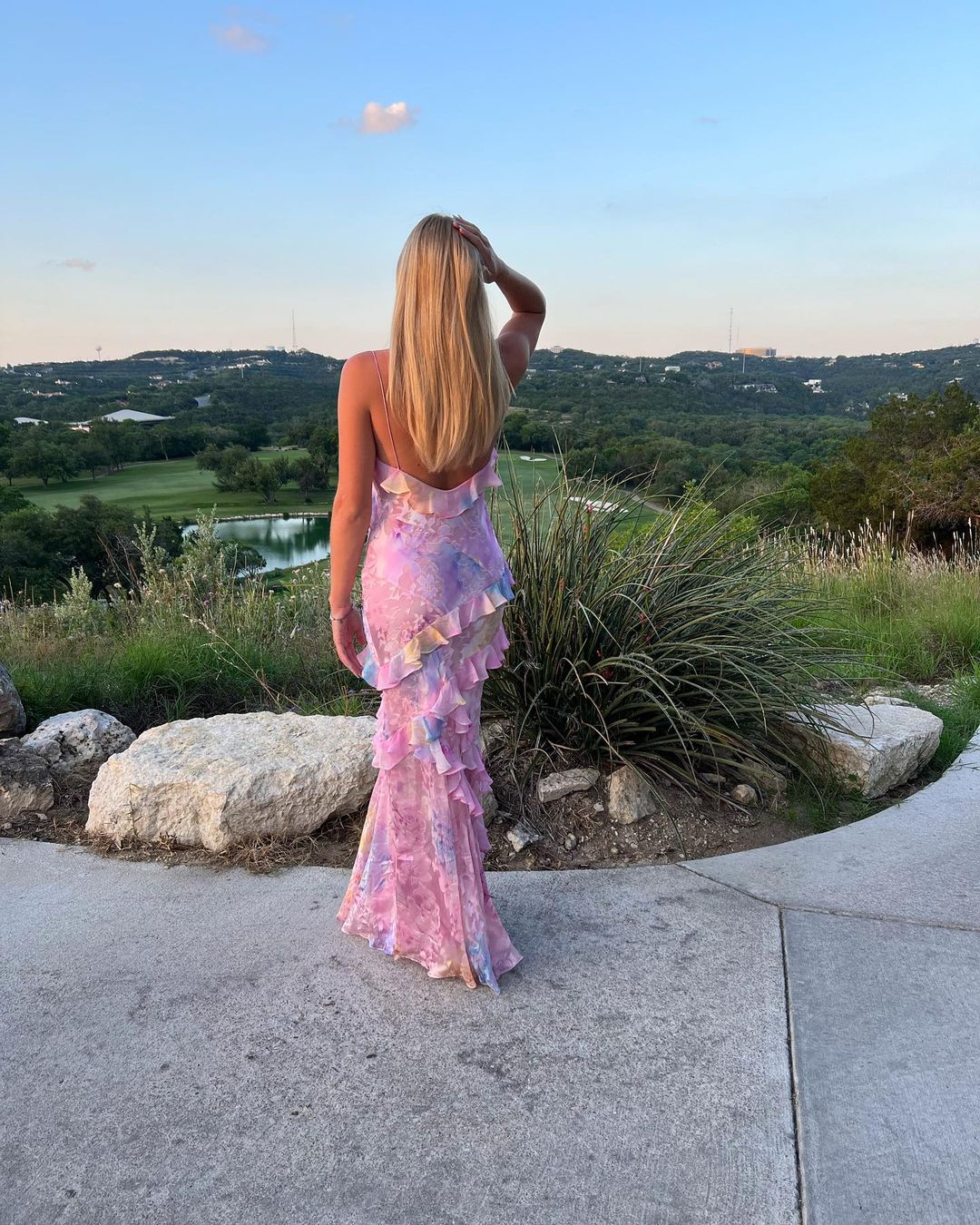 Julieta | Vestido Comprido com Volantes – Gracioso e Romântico